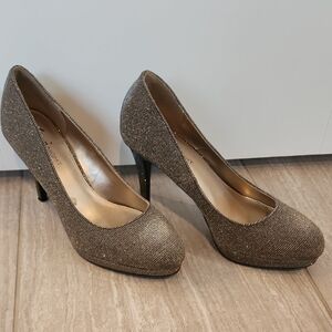 FIONI Clothing Gold Stiletto Heels with Glitter Finish